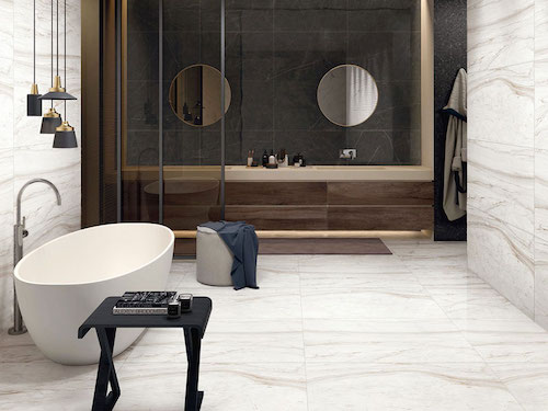 Interiores modernos del baño blanco Volakas