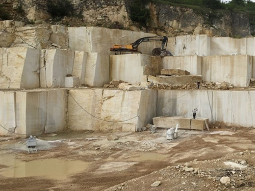 Pavimento clásico de piedra caliza negra