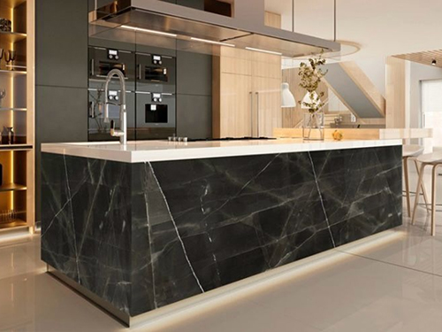 Mostrador de recepción del hotel Sahara Noir Marble